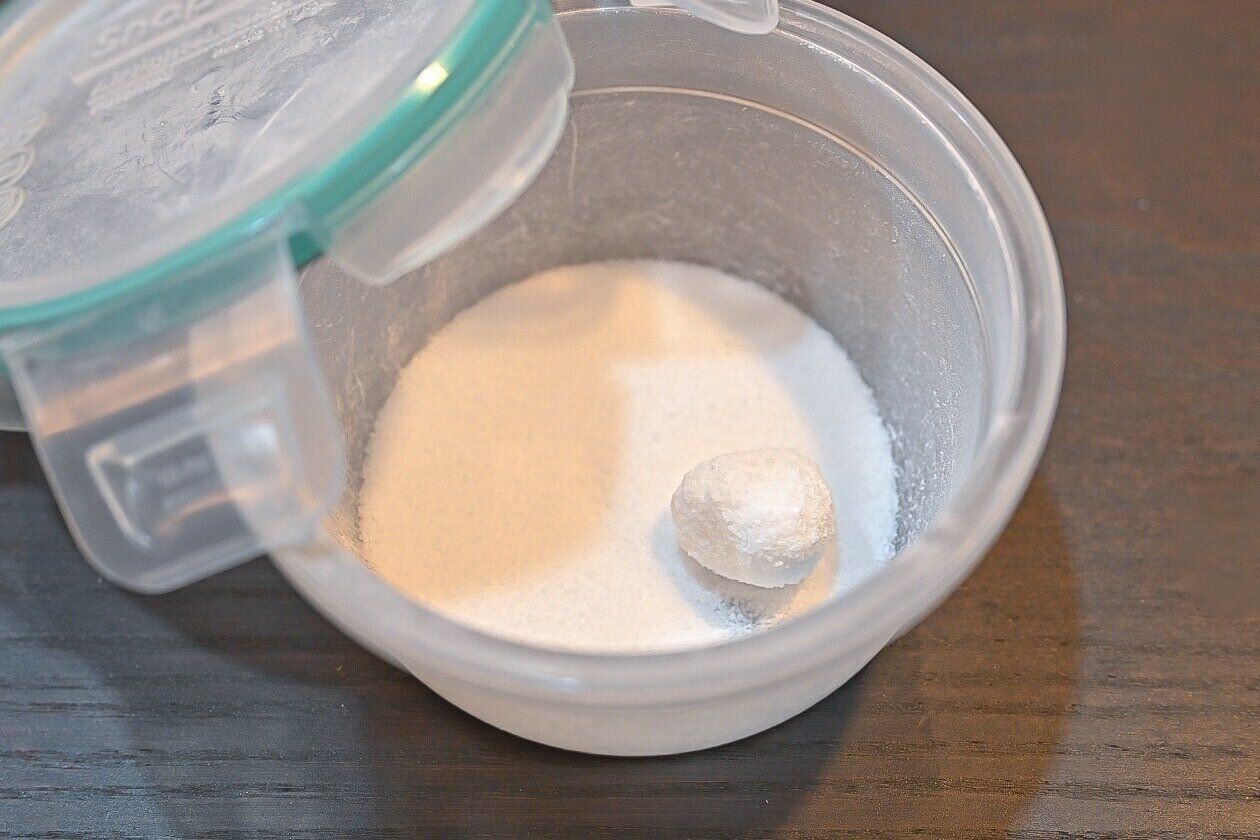 保存容器に入った塩