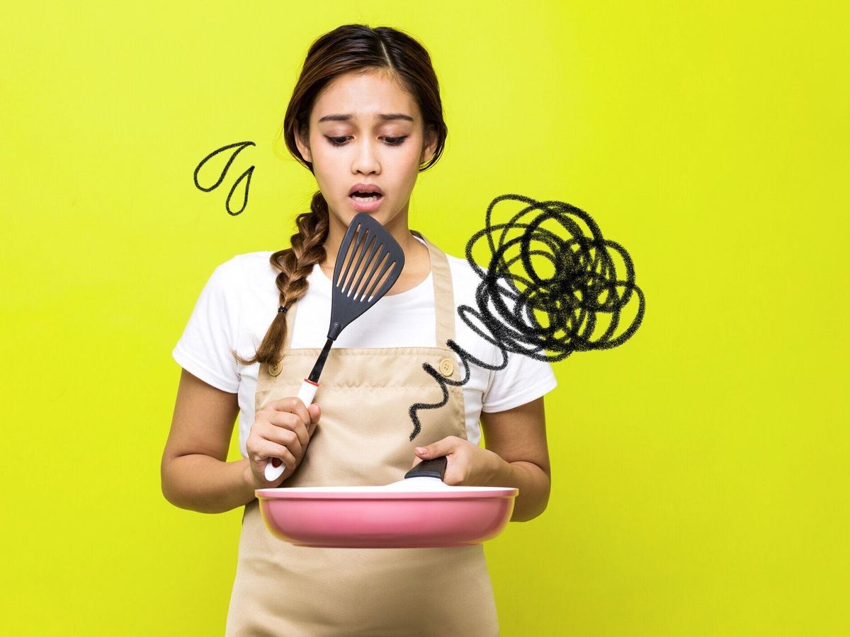 料理に失敗した若い女性。