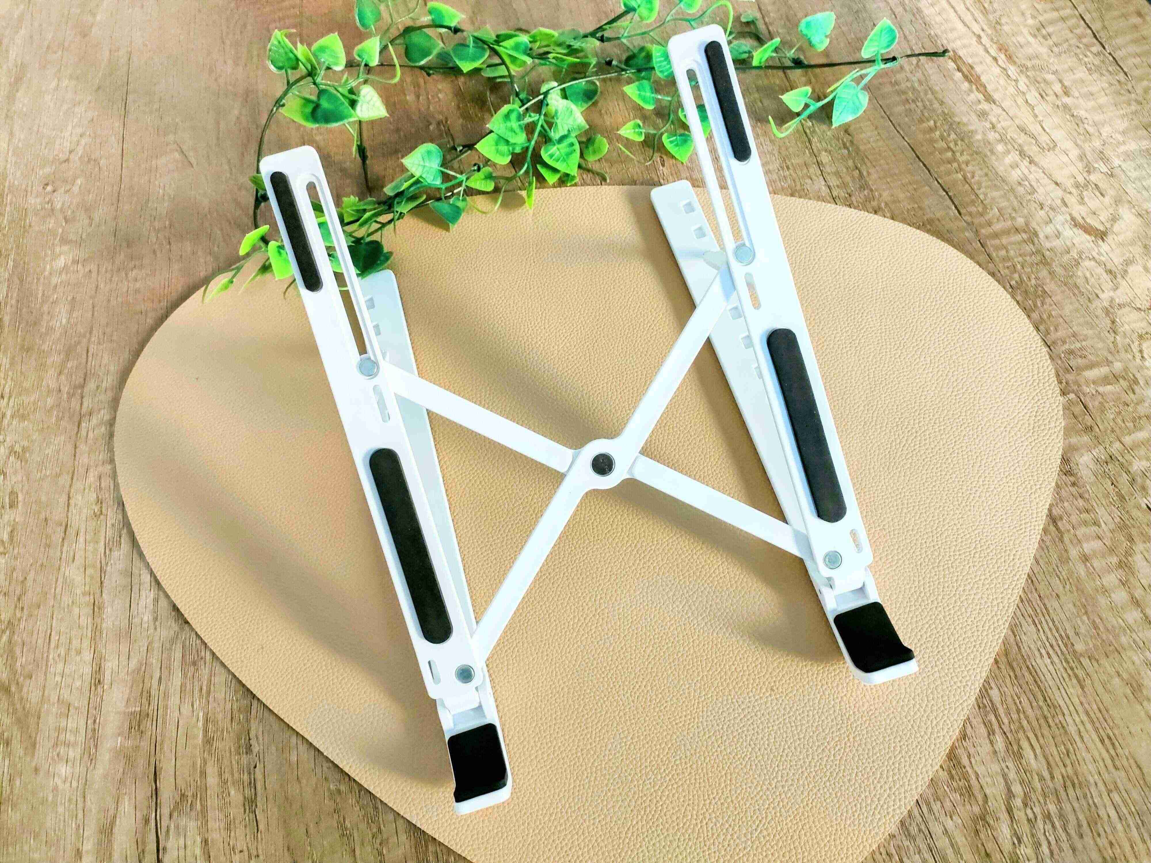 ノートパソコンスタンドを開いた状態