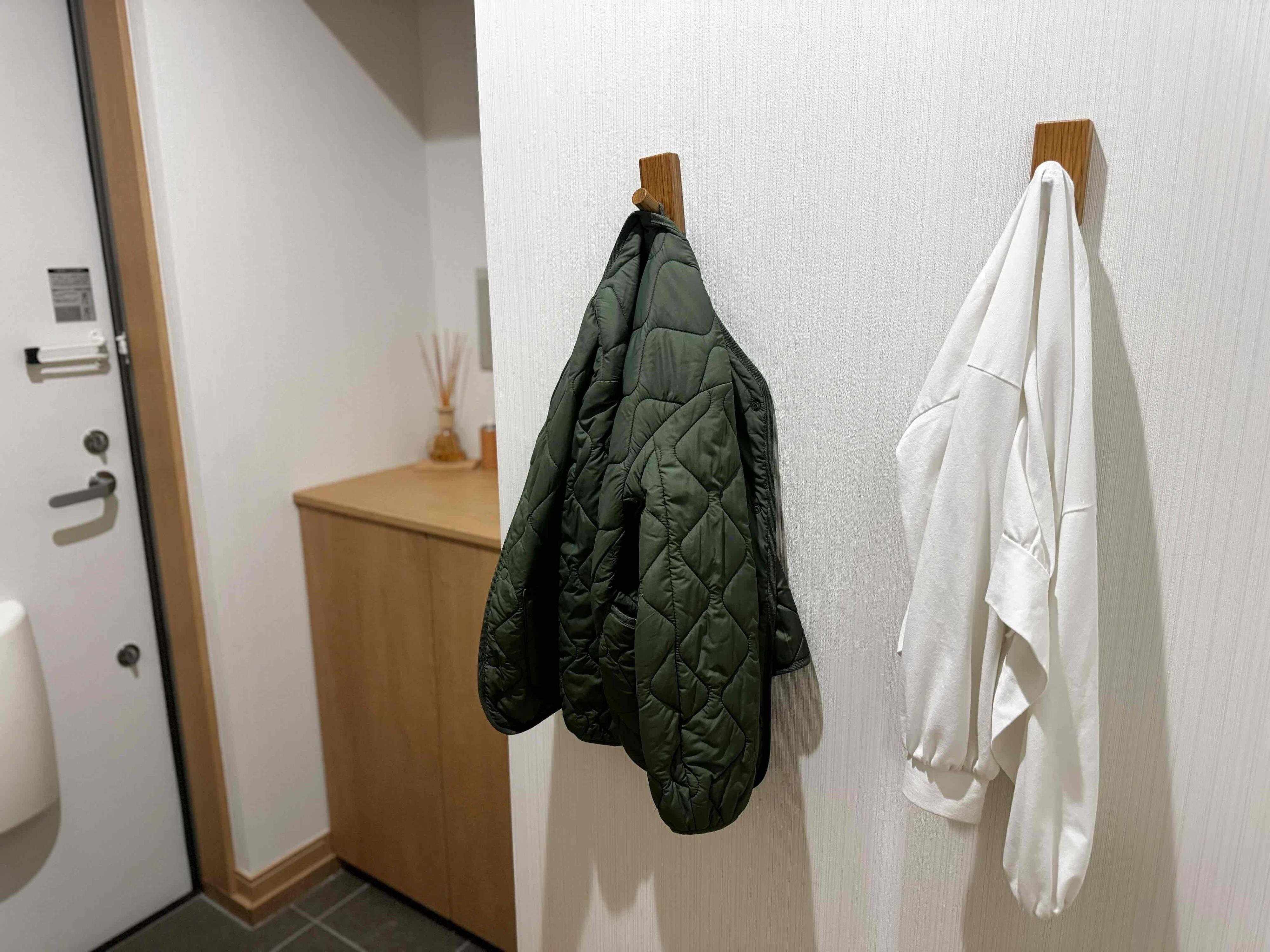 1．「壁に付けられる家具フック」でアウター収納に