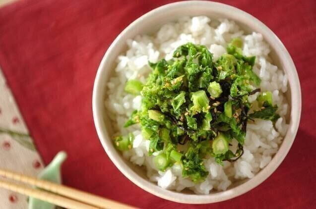 刻み菜の花の塩昆布和えのせご飯