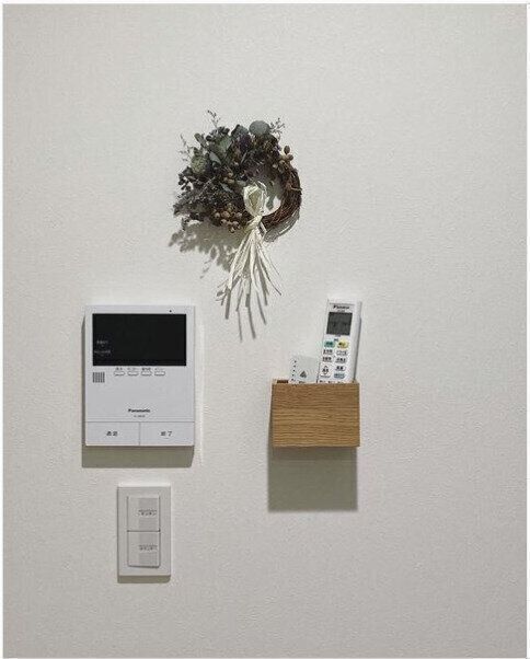 壁に付けられる家具がリモコン収納にぴったり