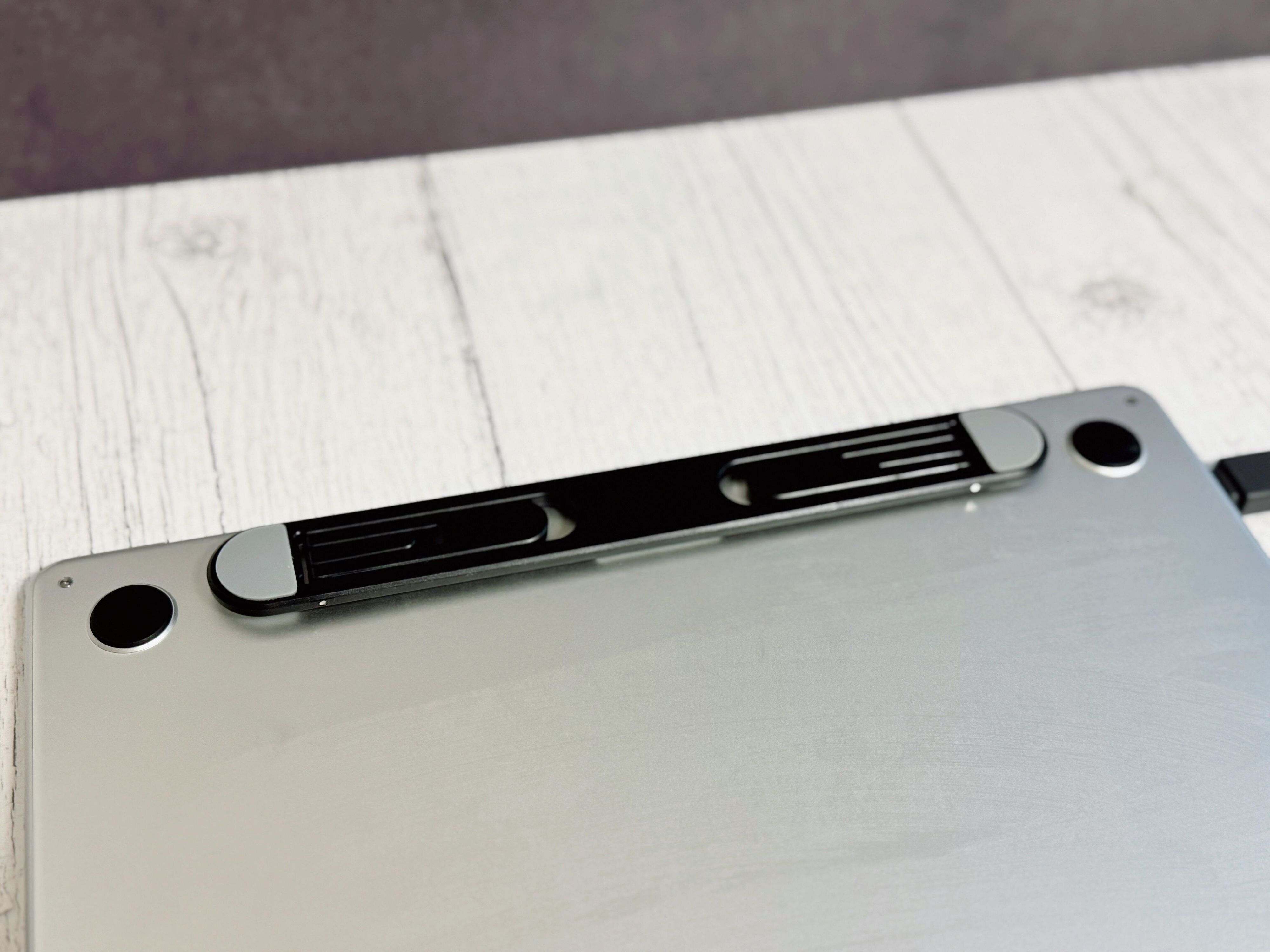 ノートパソコンの裏面に貼るだけ