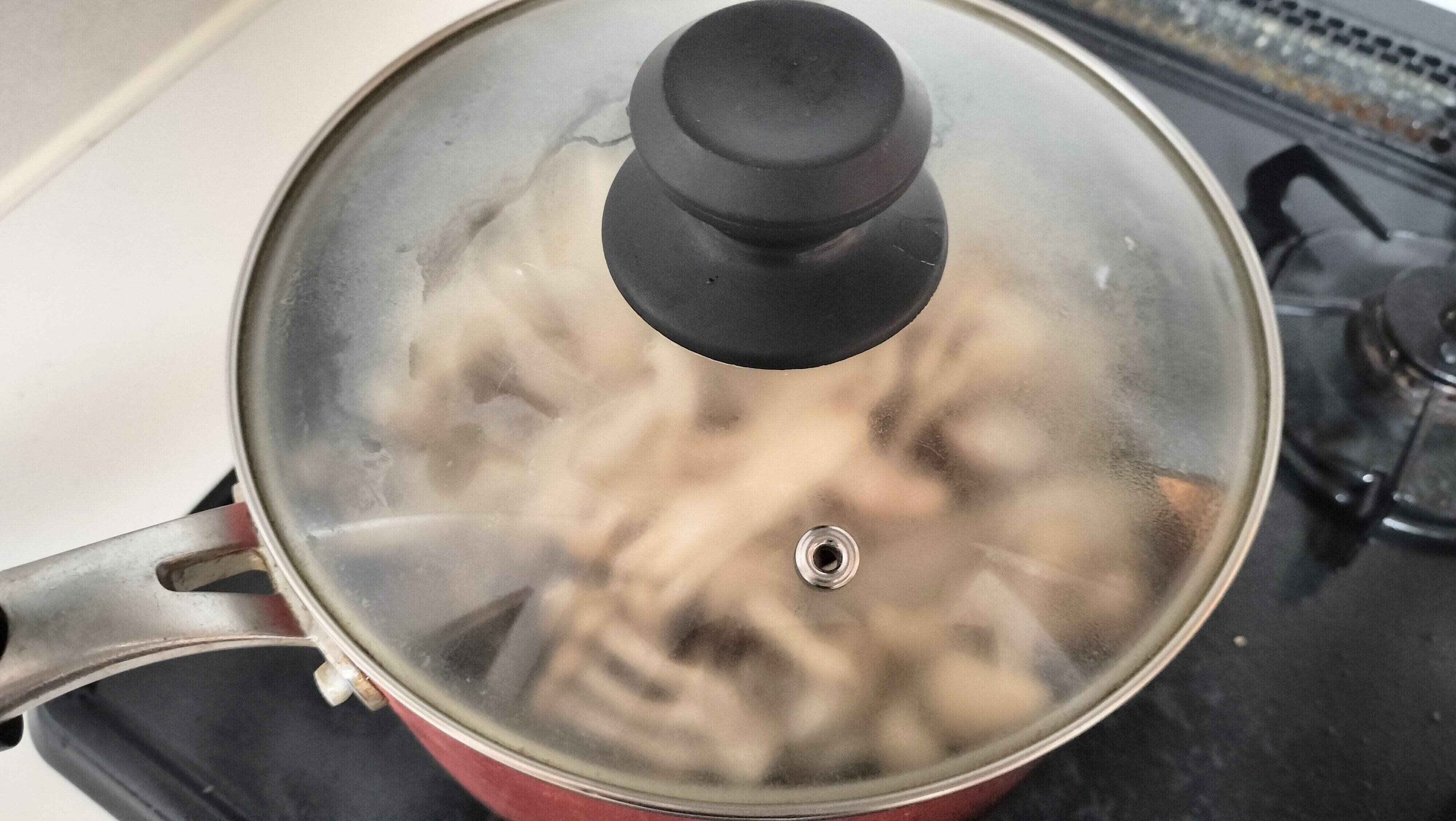 料理酒をいれて蒸す