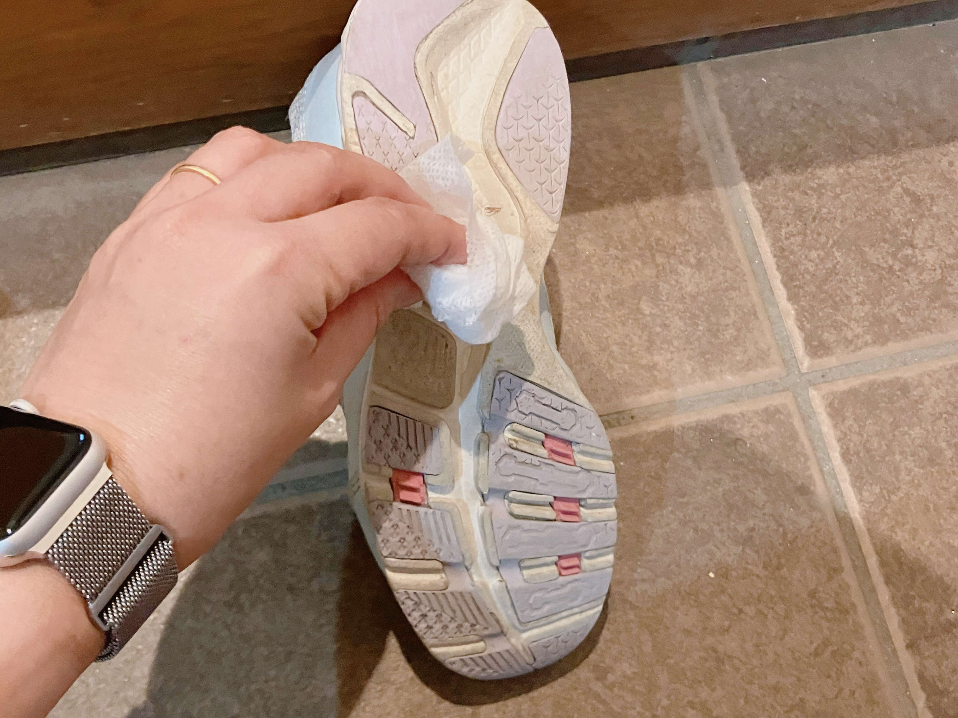 靴の裏を拭く