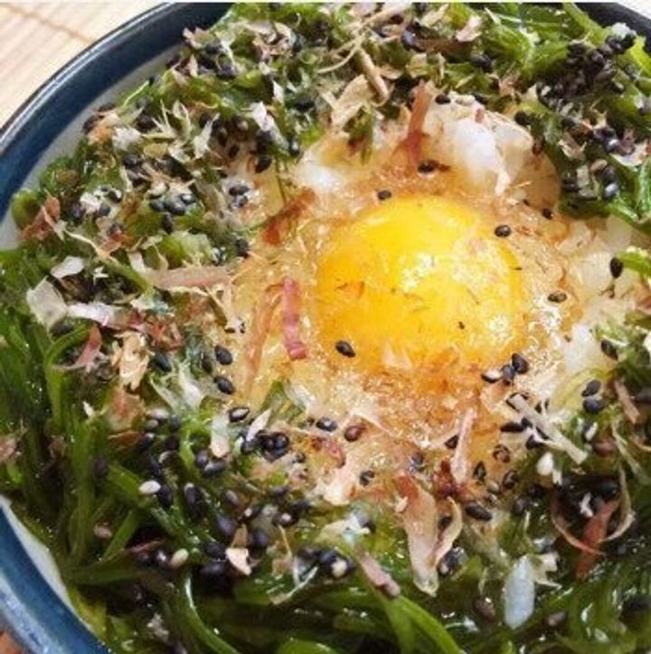 【鰹節】栄養&食物繊維たっぷり!めかぶ卵かけごはん