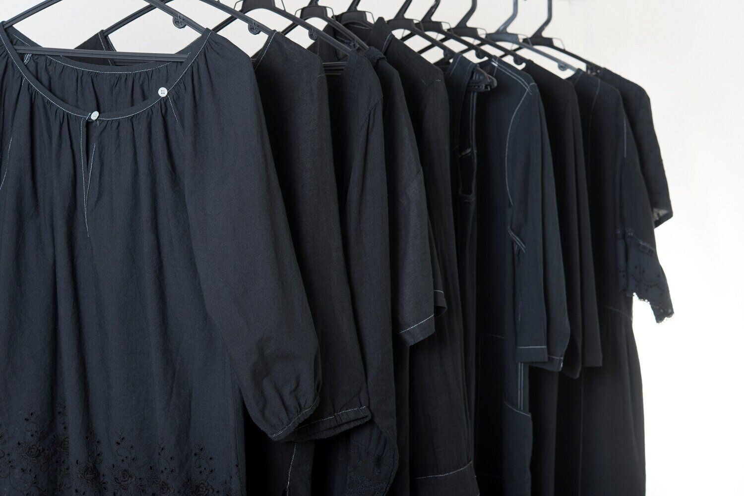 一歩間違えるとダサいおばさんに！40代が黒い服を着るときに気を付けることは？