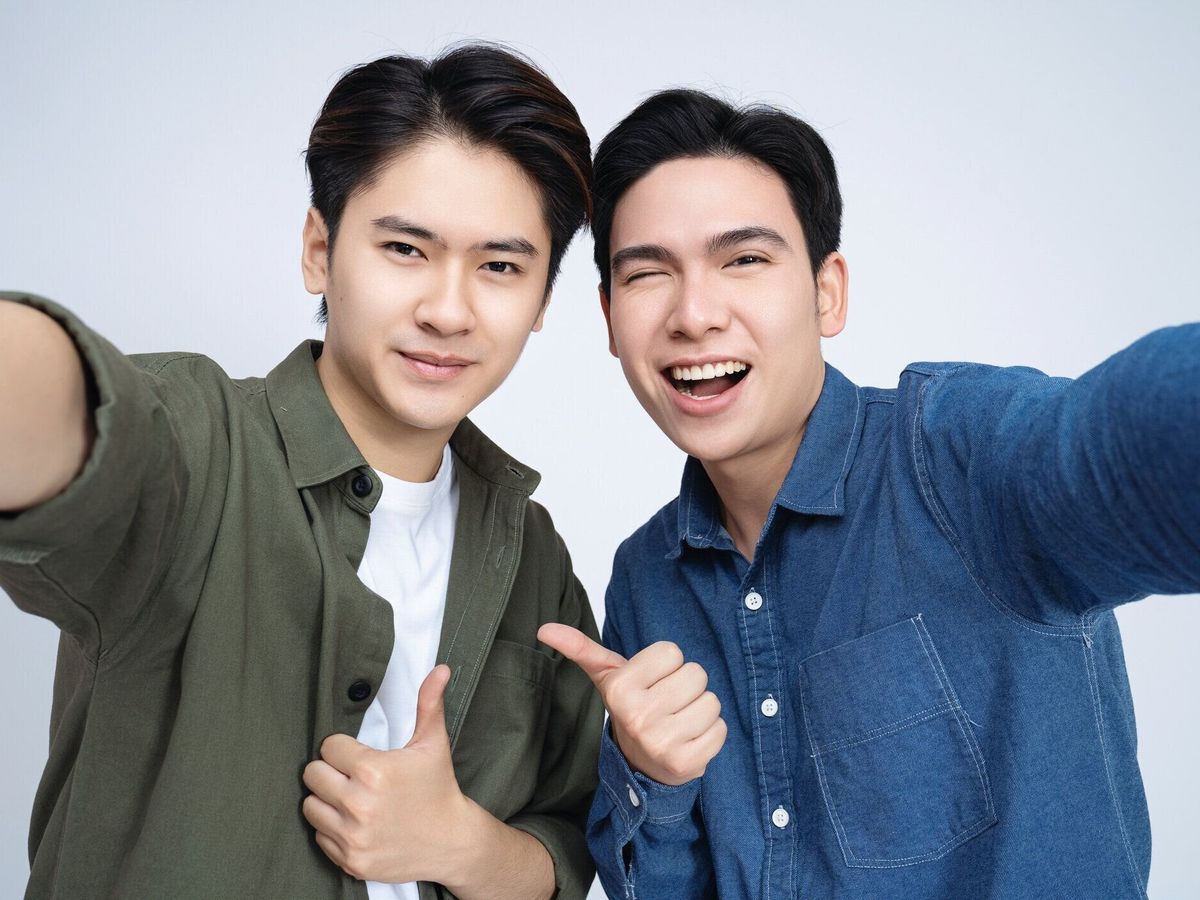 背景に2人のアジア人男性