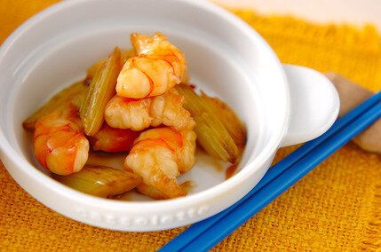 セロリとエビの炒め物