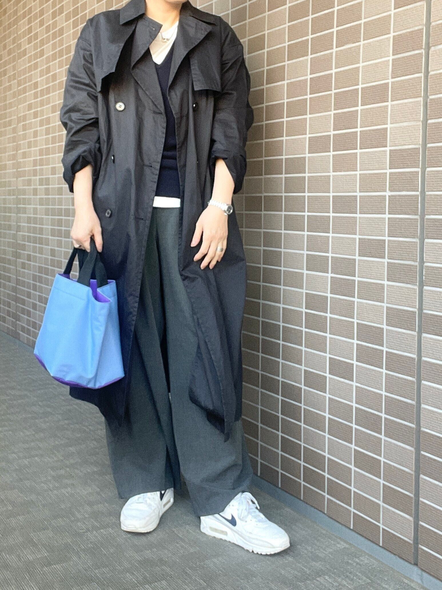 グレーのワイドパンツ