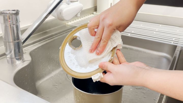 内釜や内蓋を洗う