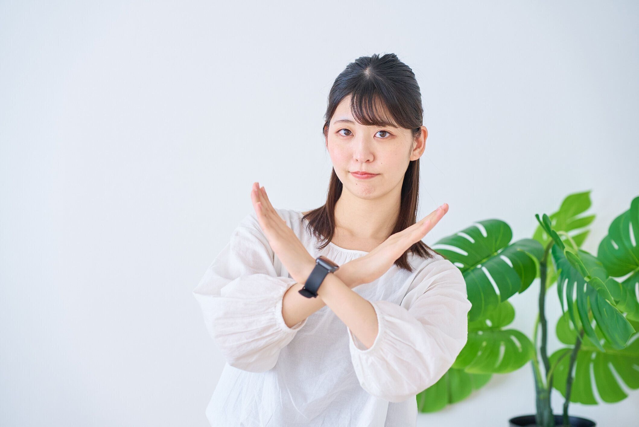 驚いた表情の若い女性