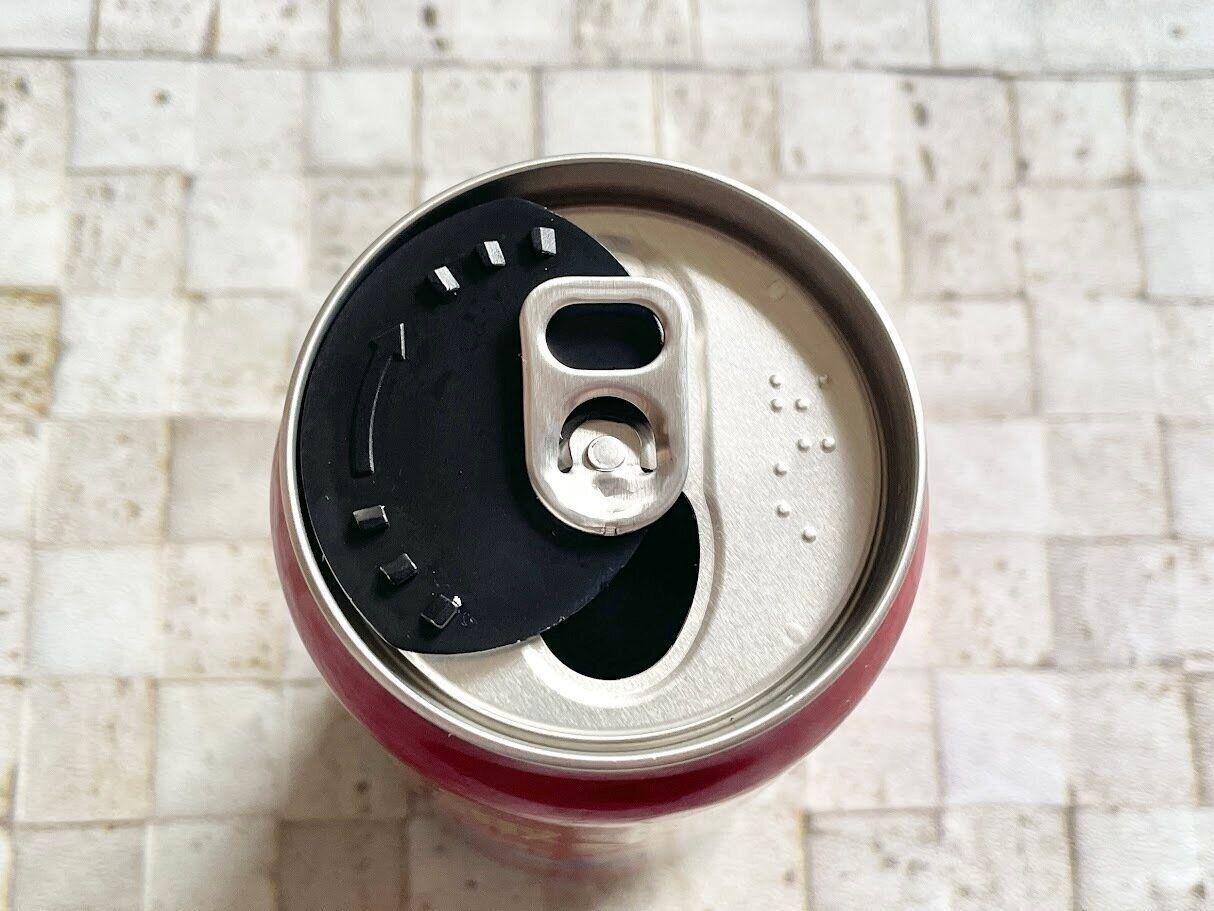 缶の飲み口スライドカバーを缶につけたところ