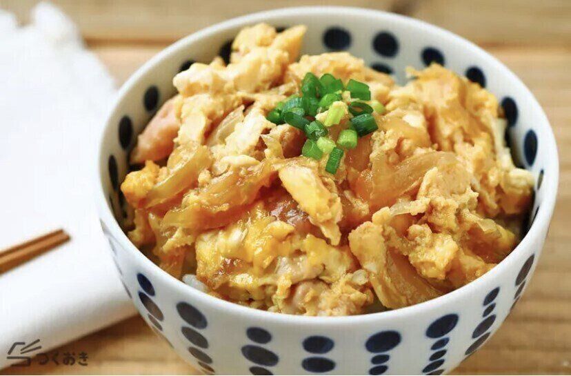 鶏肉と玉ねぎの卵とじ（親子丼の具）