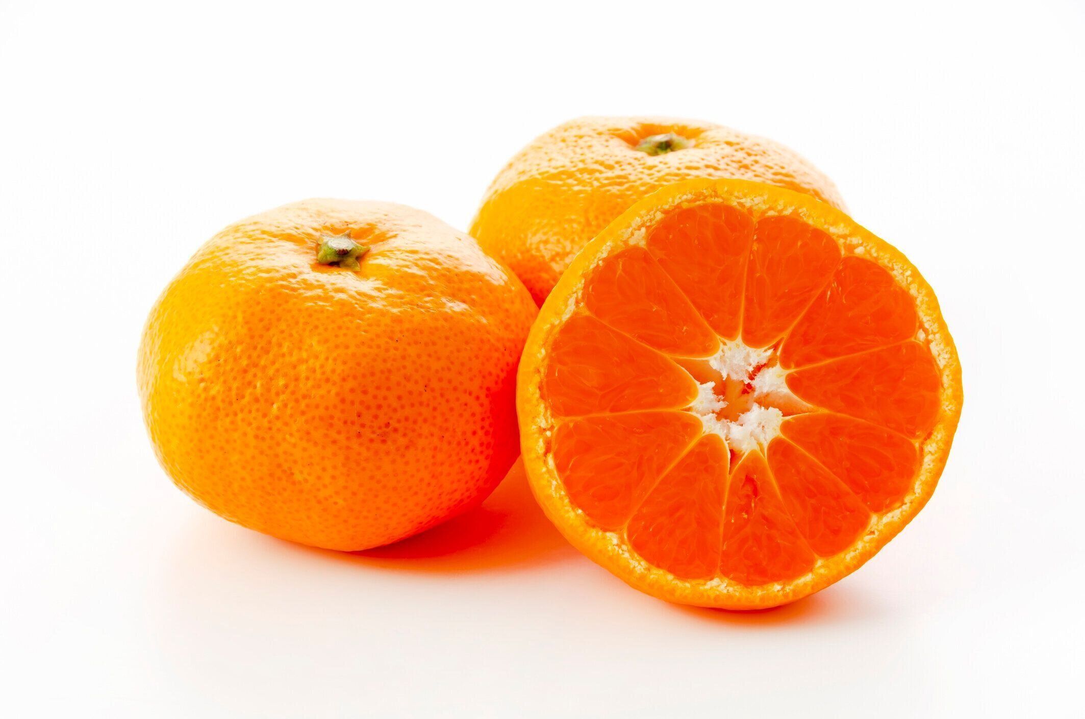 熟したシトラス・ウンシウ、薩摩、テレビオレンジ、白い背景