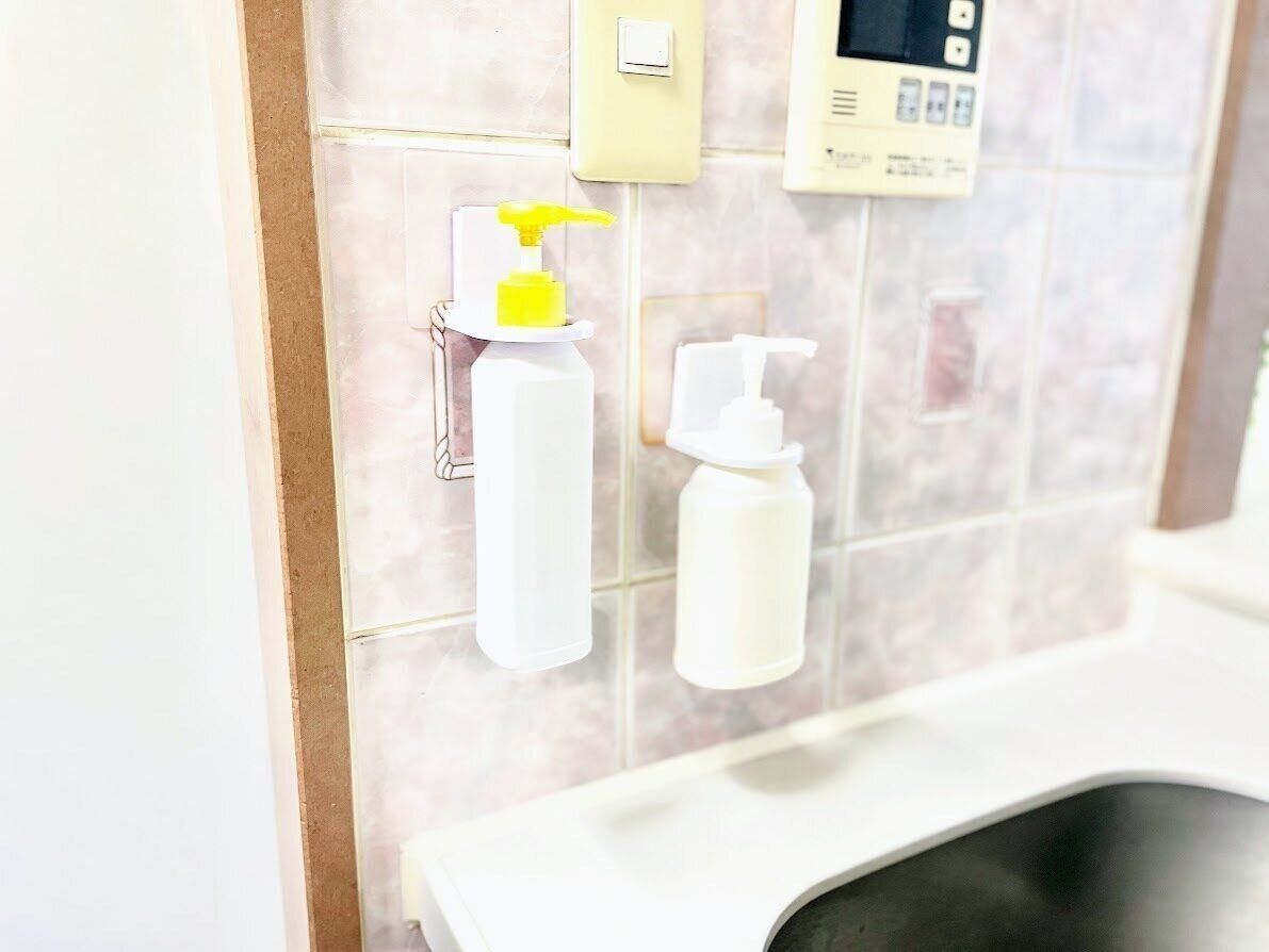 洗剤とハンドソープを浮かせる収納