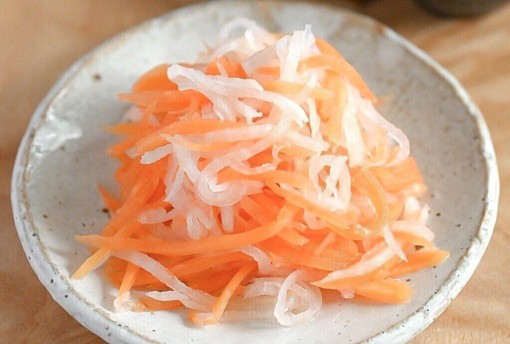 皿に盛られたナマス