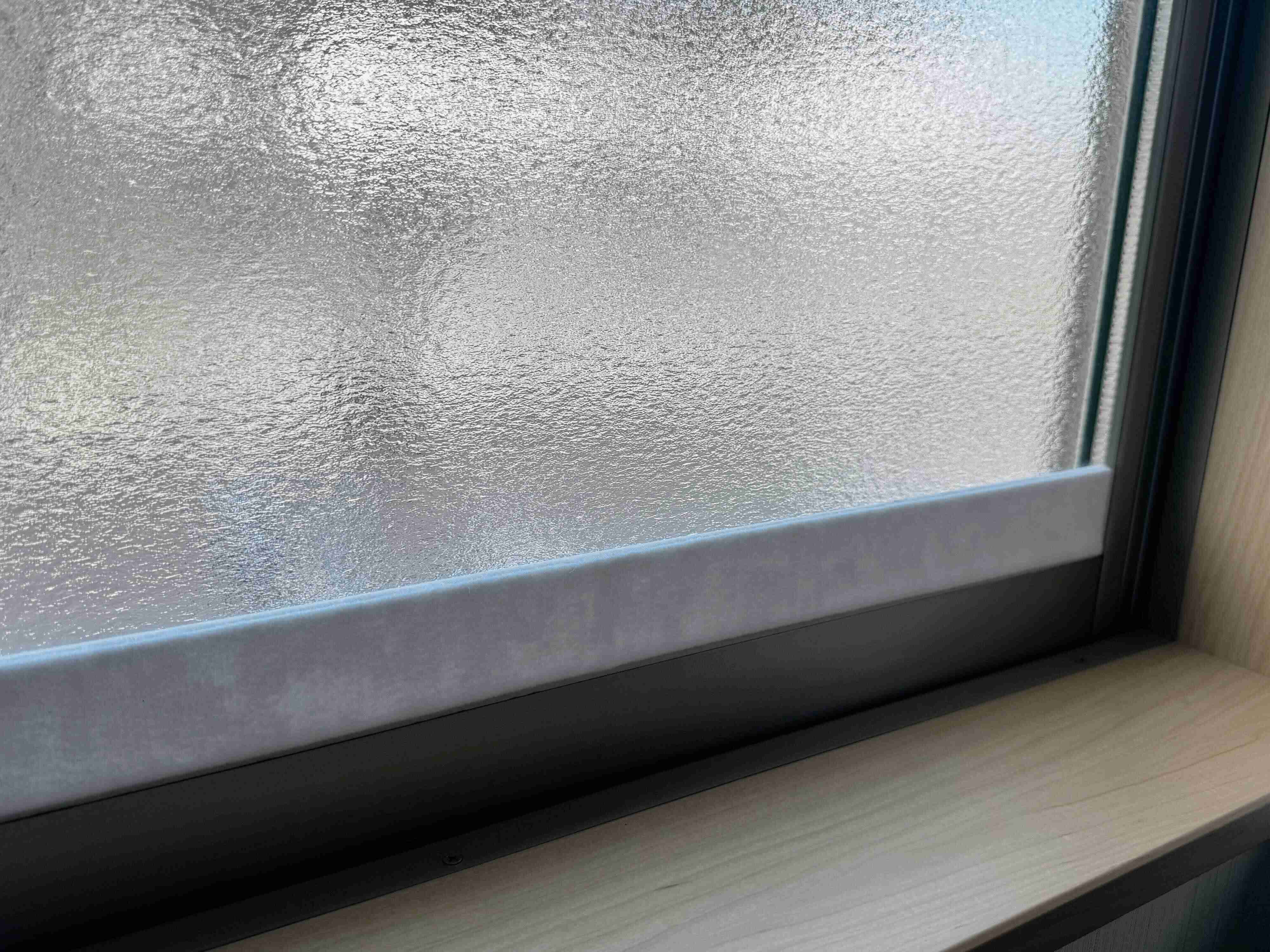 3．貼ってはがせる結露吸水テープ