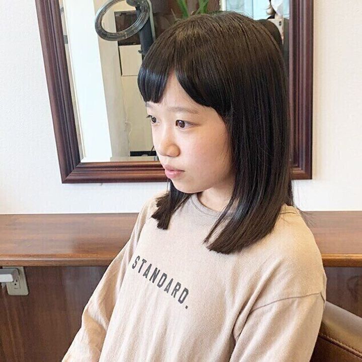 小学生女子も納得のキュートなヘアスタイル。ツヤ感たっぷり!切りっぱなしロングヘア