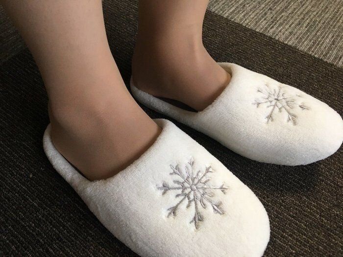 全体的に柔らかくて軽いので、履き心地がいいですよ。白なので汚れが気になるかもしれませんが、ネットに入れて丸洗いも可能です！