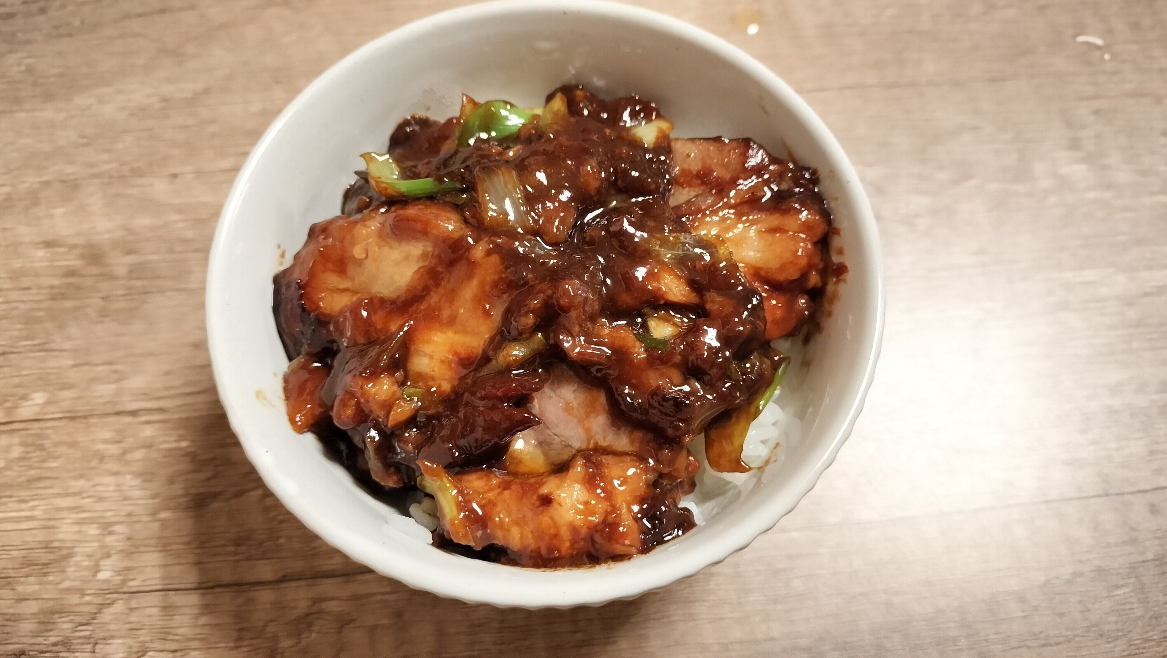 ご飯に乗せて味噌煮豚丼に！