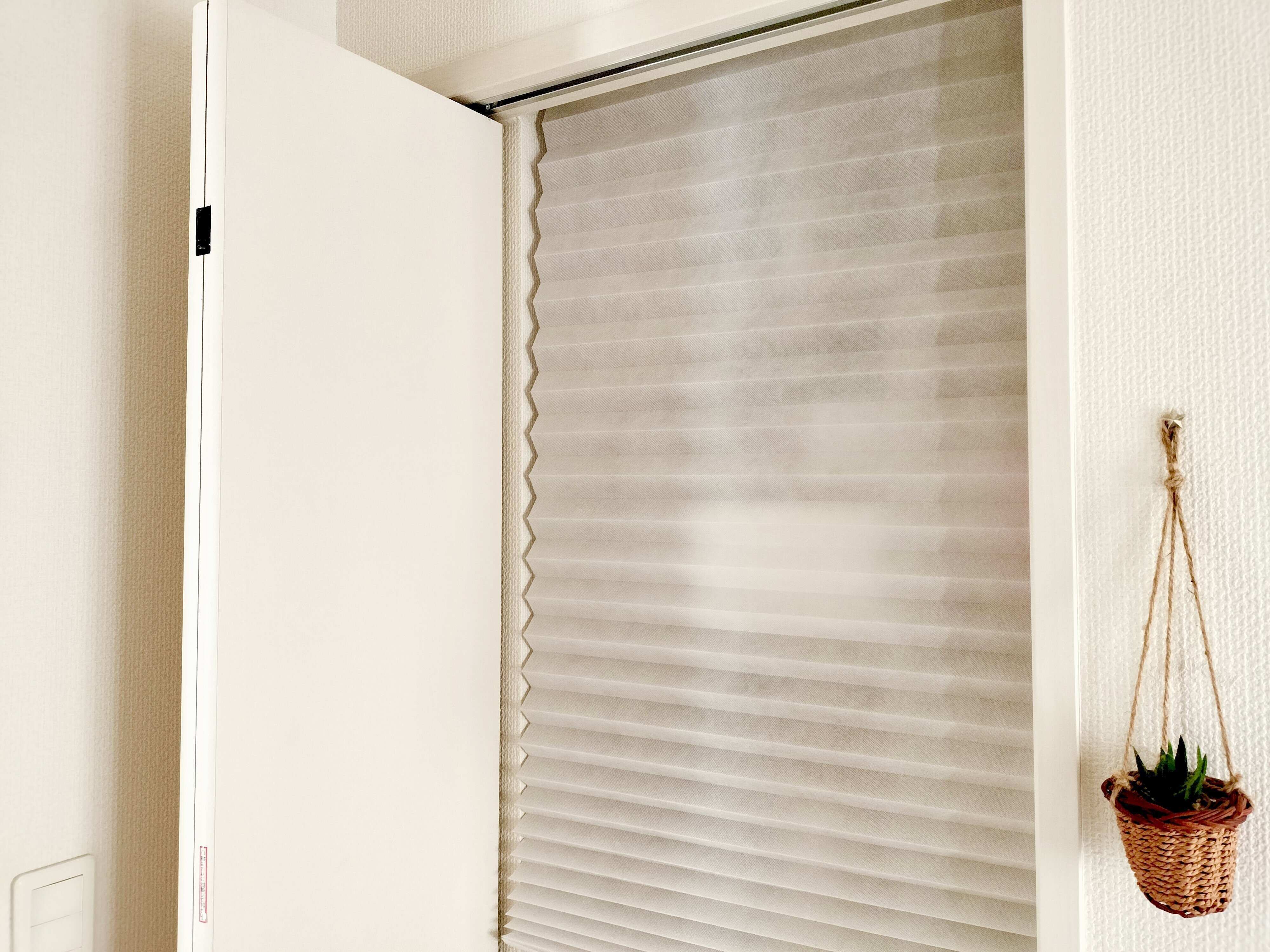 不織布ブラインドで一部を目隠ししたクローゼット