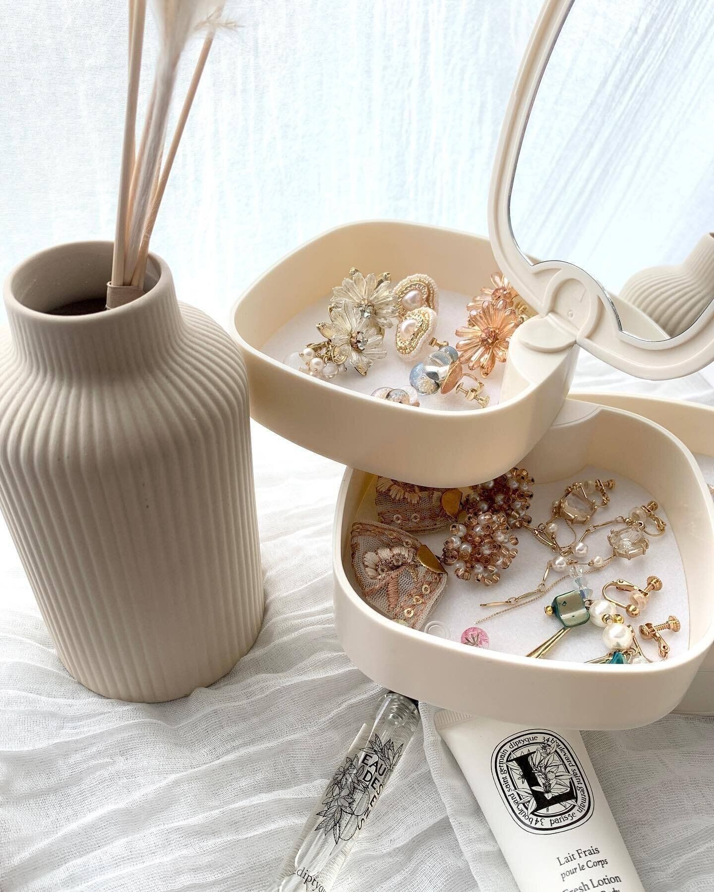 【3coins】アクセサリー収納に！「ミラー付4段スライドアクセサリー収納」