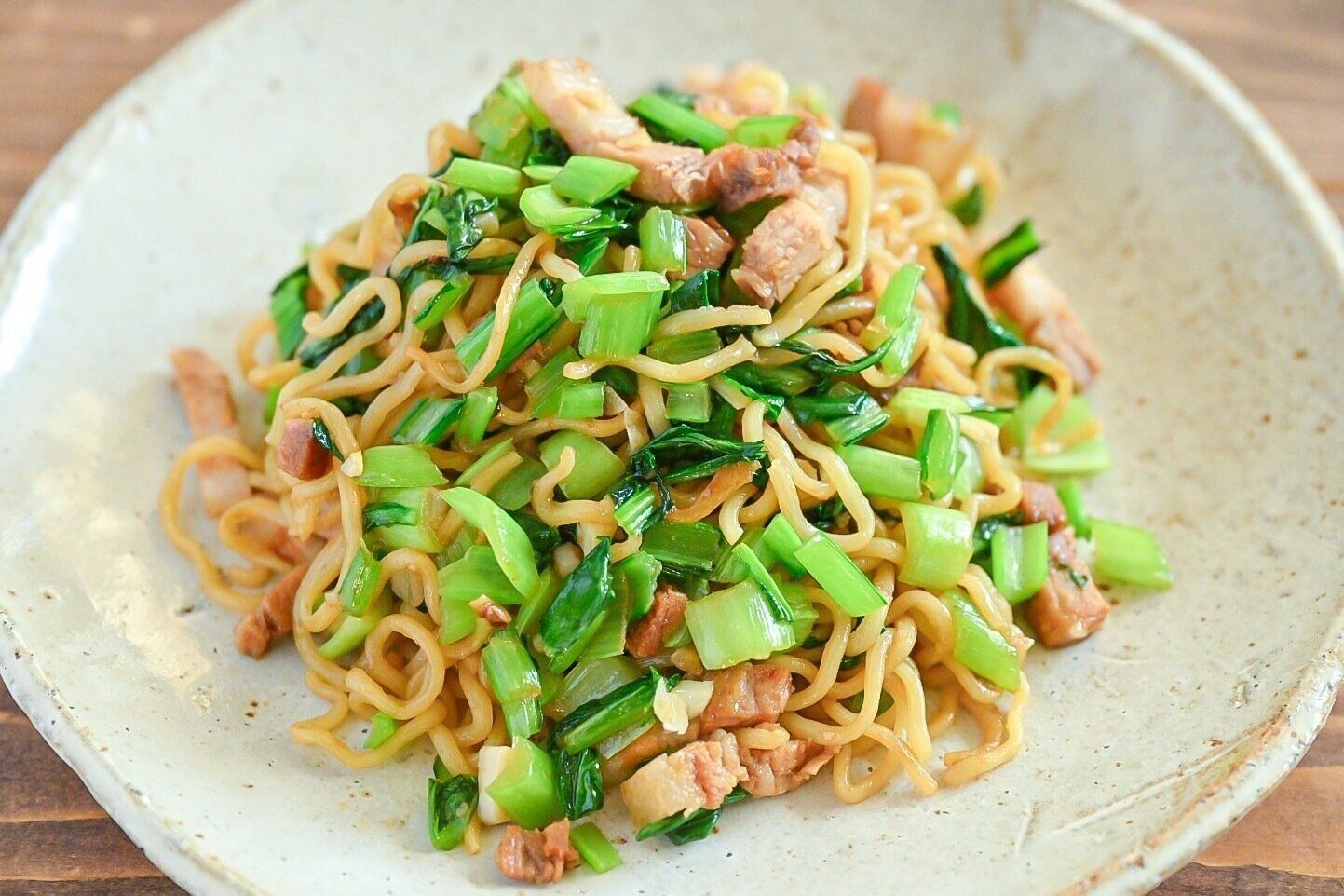 皿に盛られた焼豚の焼きそば