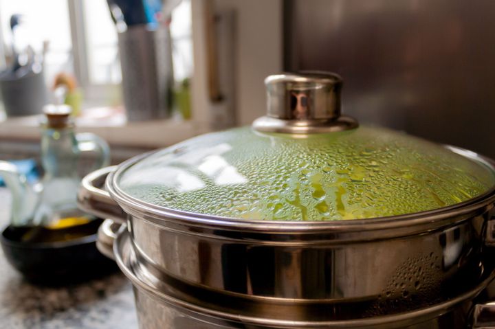 家庭のキッチンでスチームポット料理