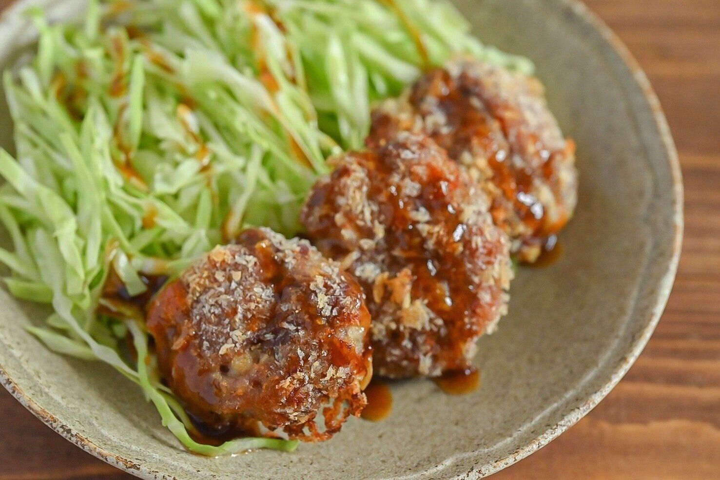 皿に盛られたひと口とんかつ