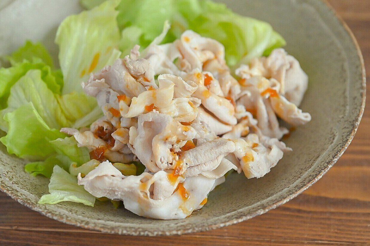 皿に盛った冷しゃぶサラダ