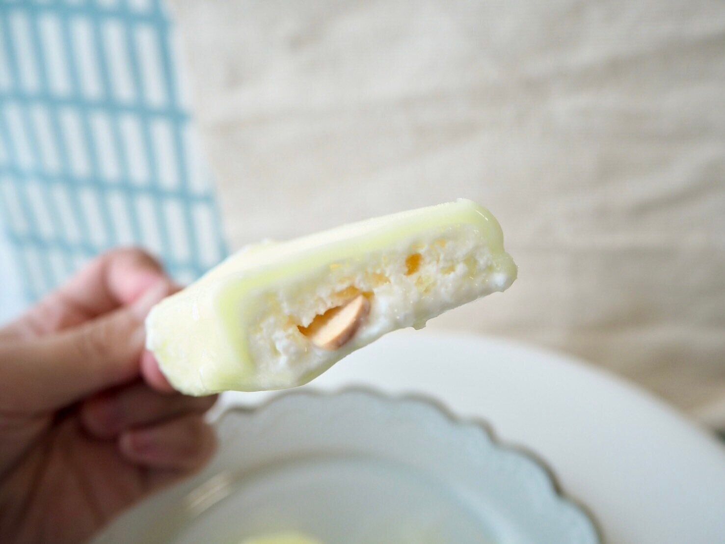 シャトレーゼ「やわらか氷バー　ピール香る瀬戸内レモン」断面写真