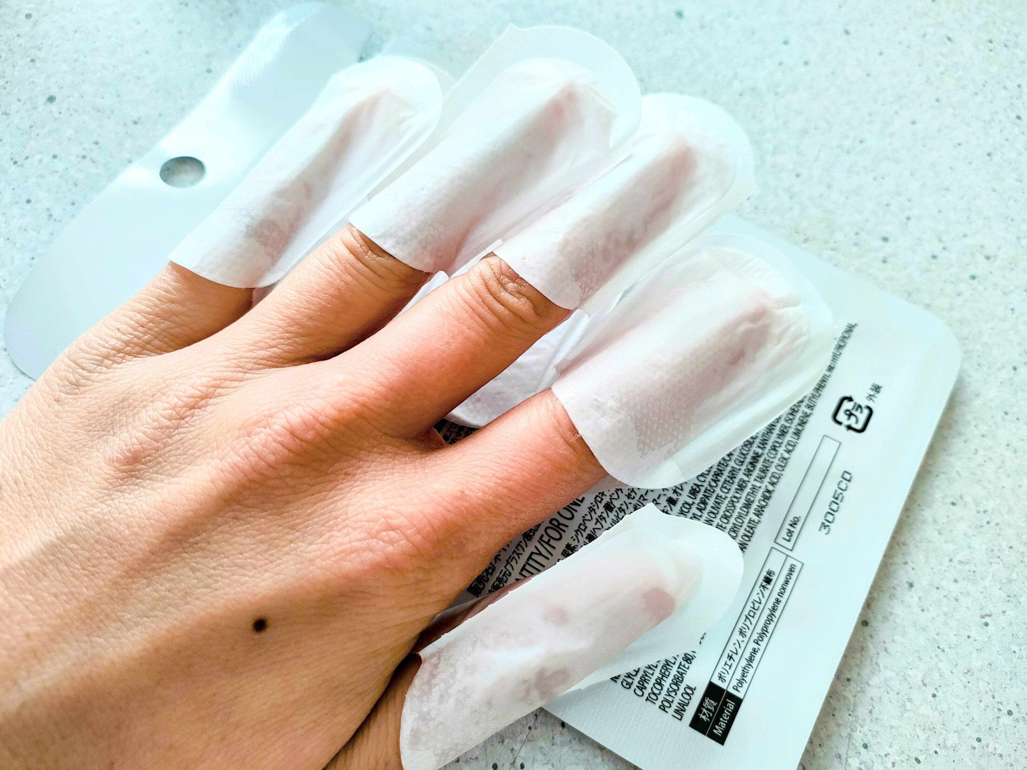 ネイルケアをしている様子