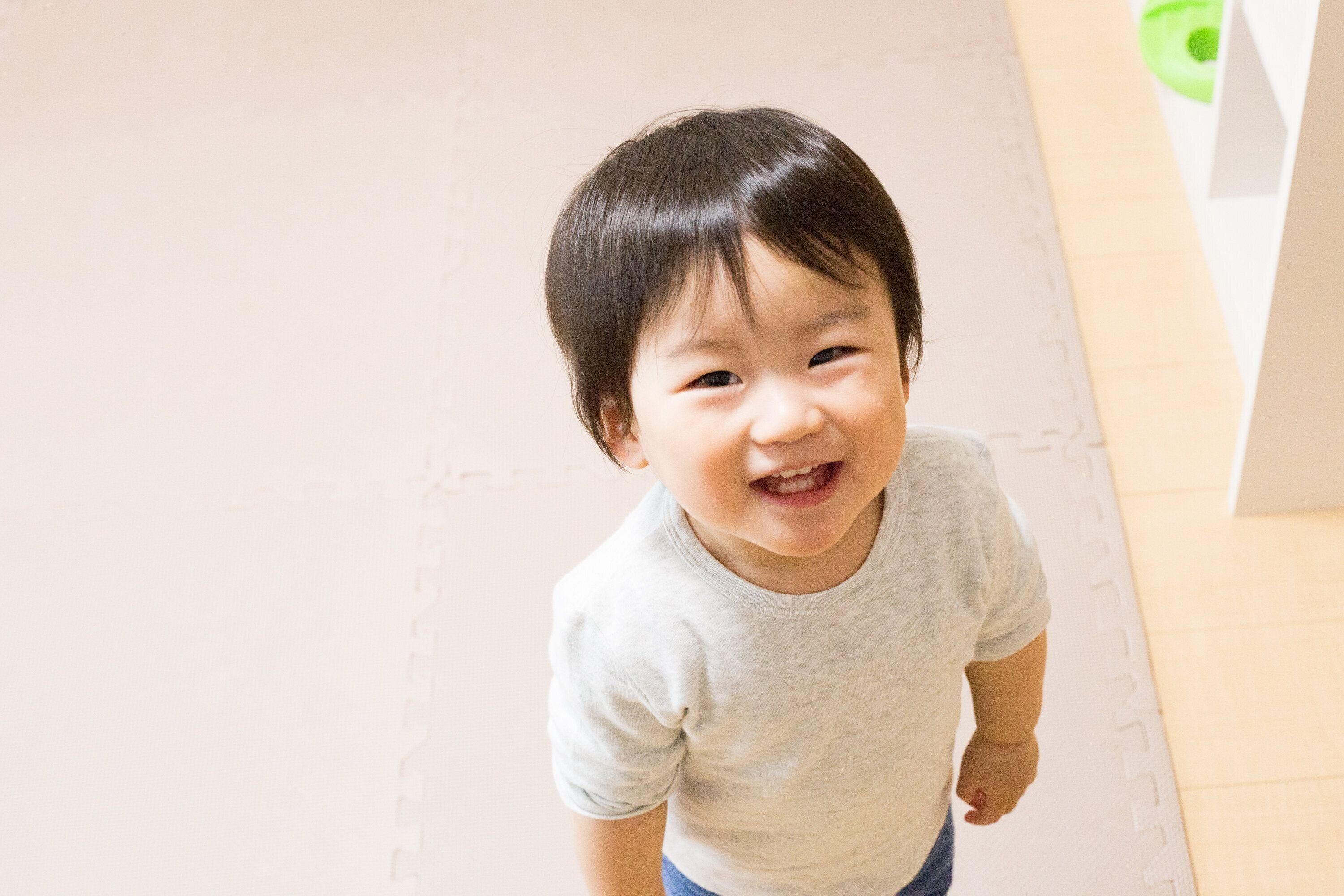 見上げる男の子