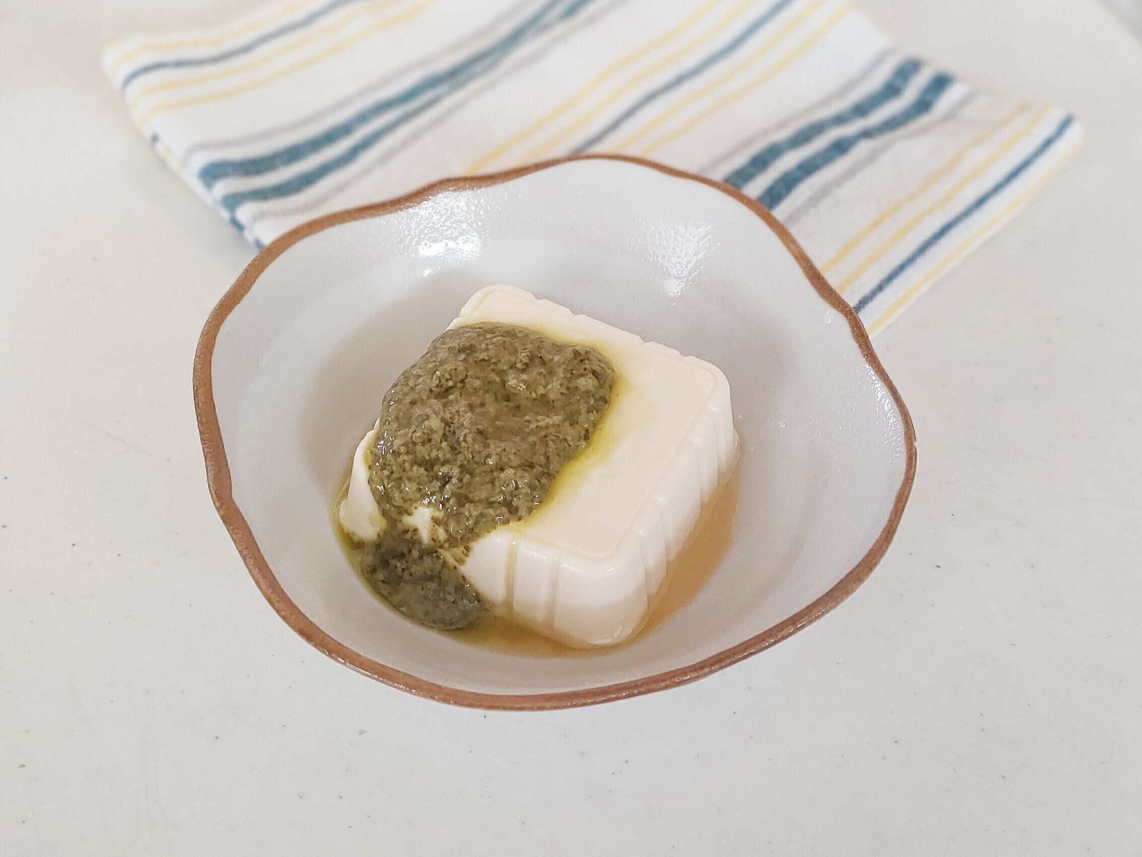 お皿に豆腐をのせて、その上から大葉ジェノベーゼをかけたもの