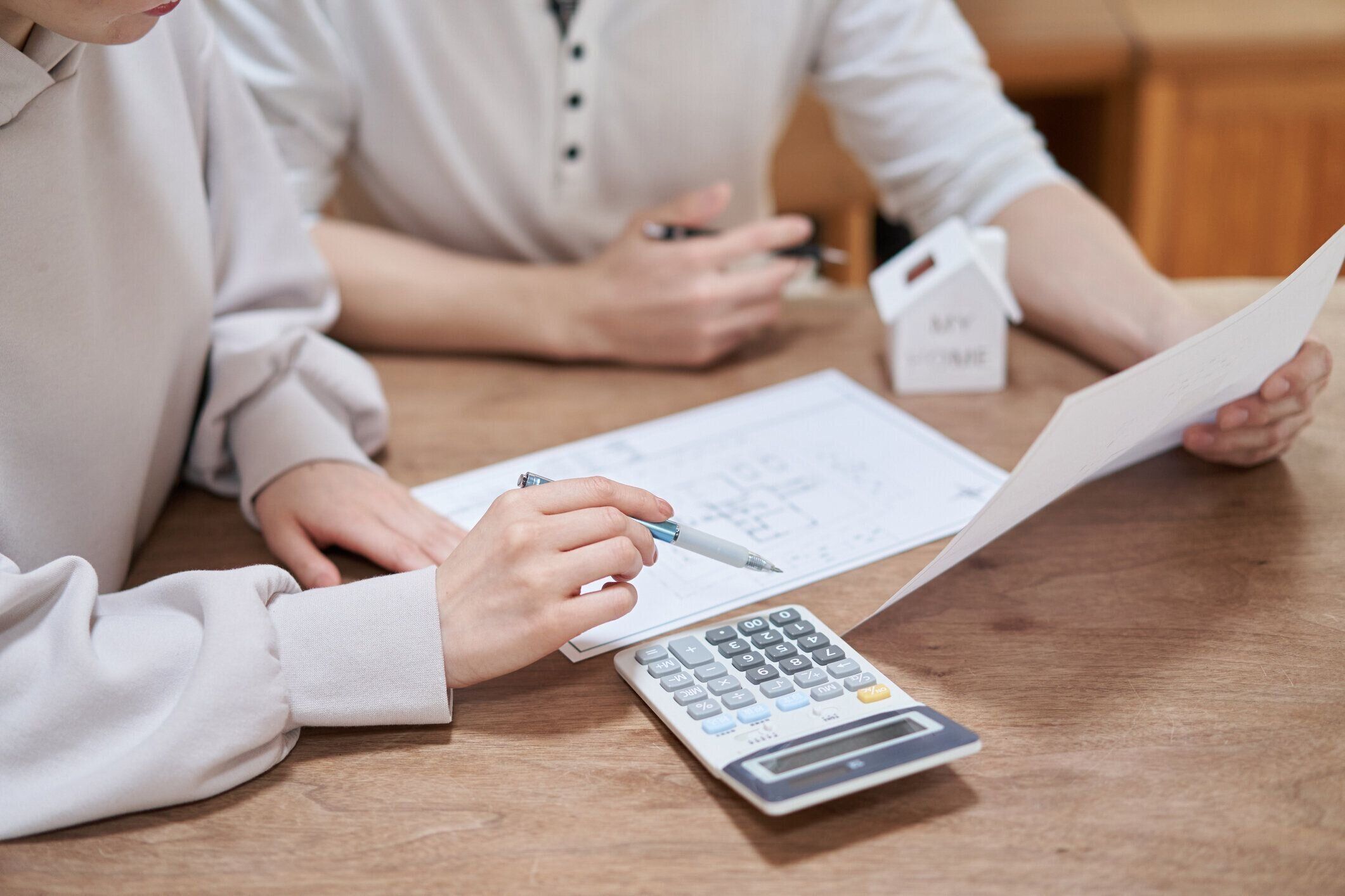 家を買うことを考えているアジアのカップル