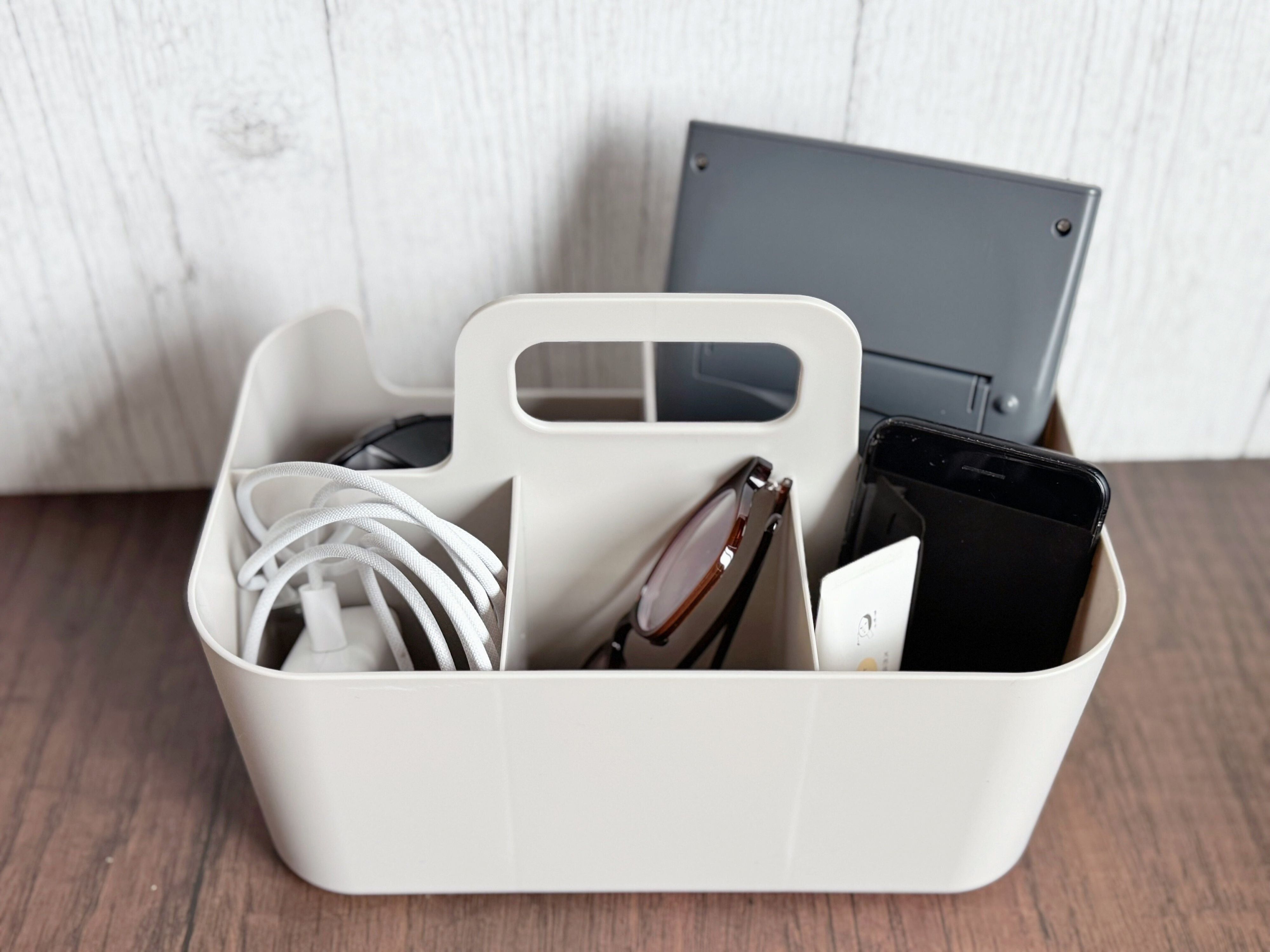 2．仕切り付で小物収納にぴったりだから