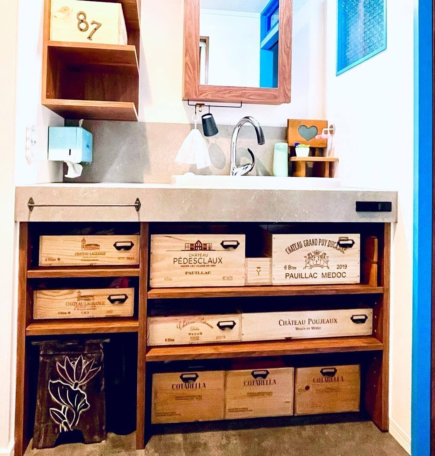 扉を排除してワイン箱で収納をするアイディア