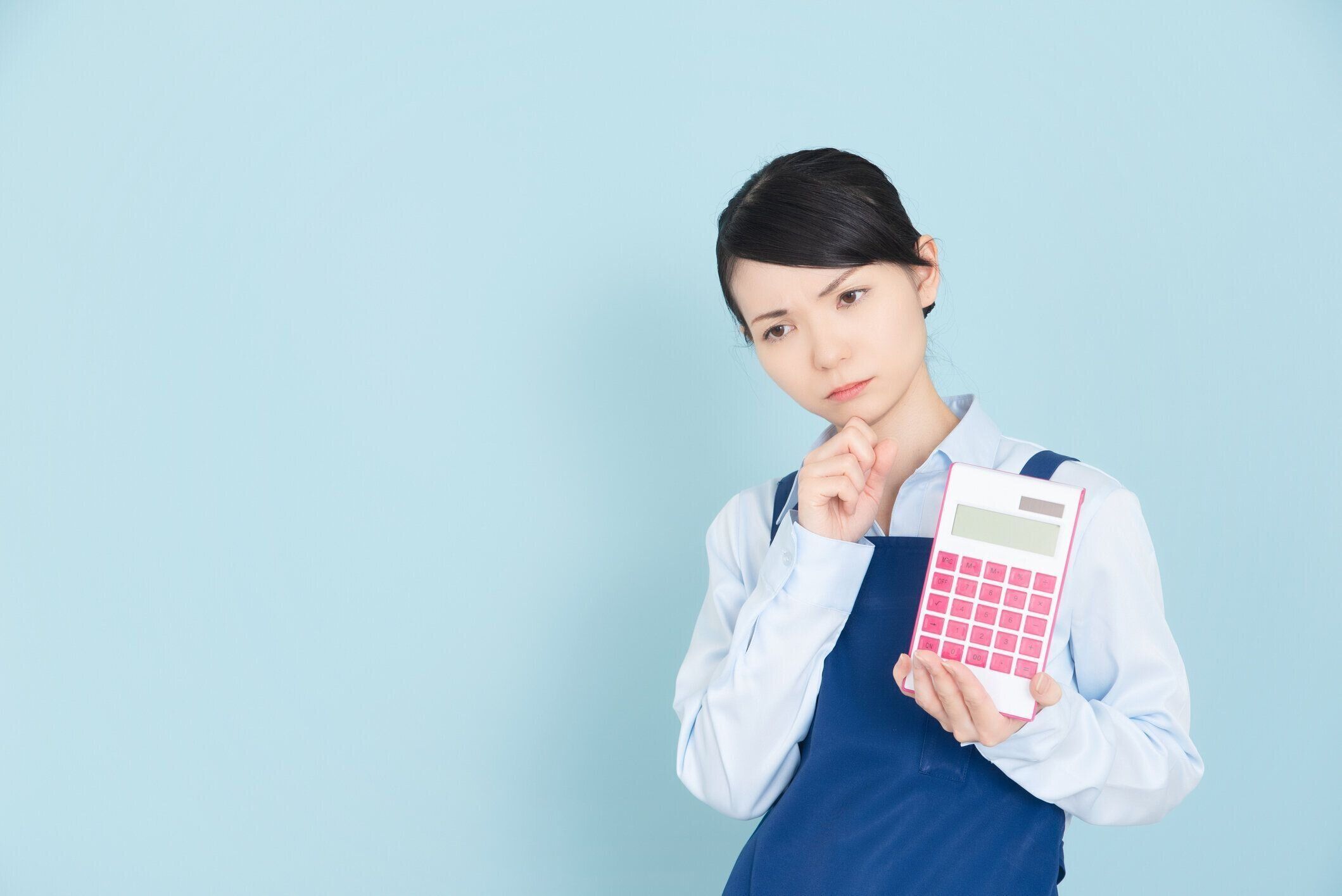 エプロンの女性