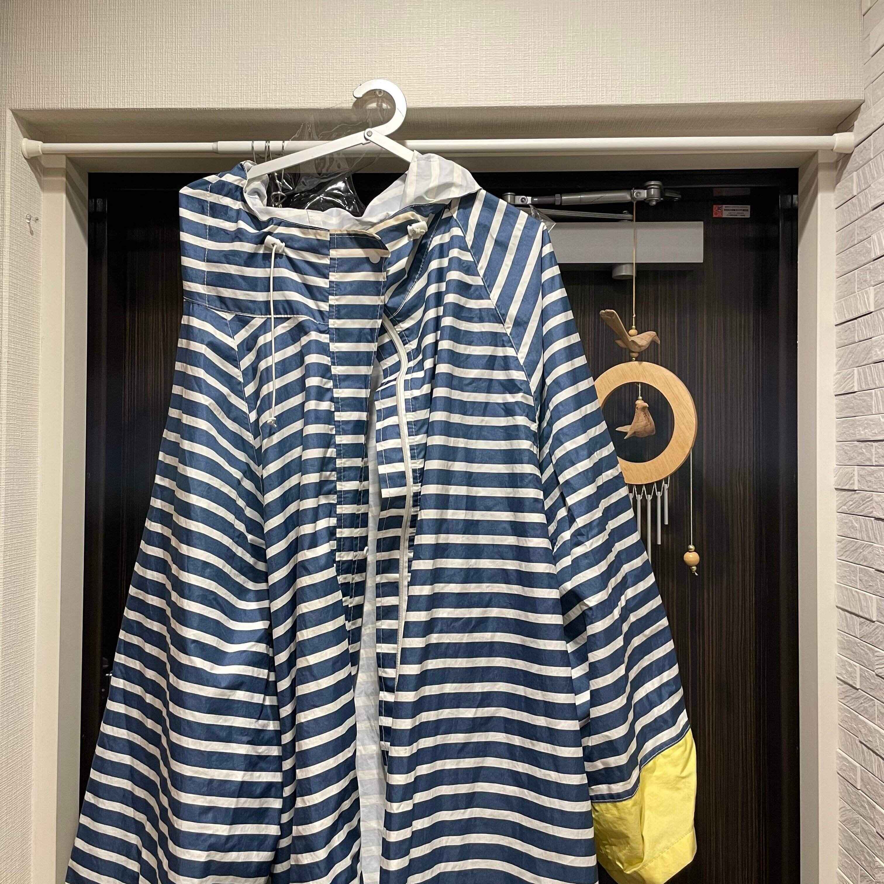 【梅雨】狭い玄関でもできる！濡れたレインコートの一時置き場のつくり方 サンキュ！