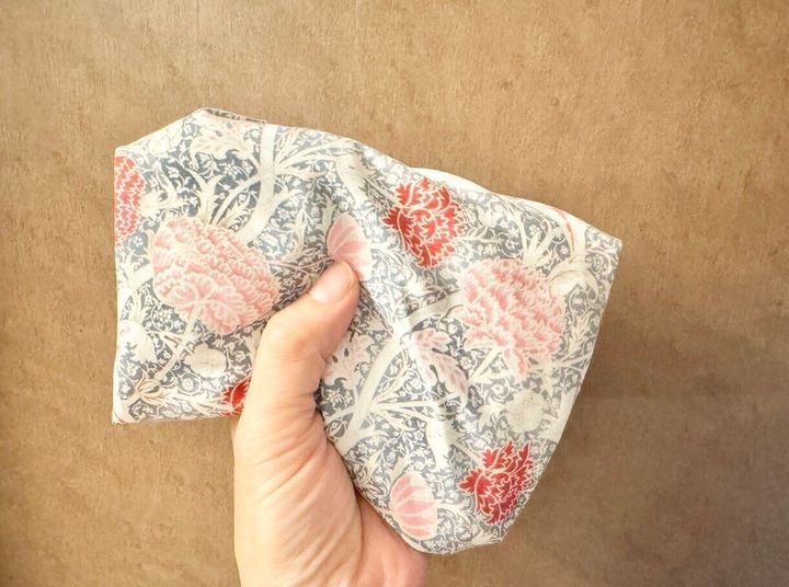 ハンカチに包んだ保冷剤