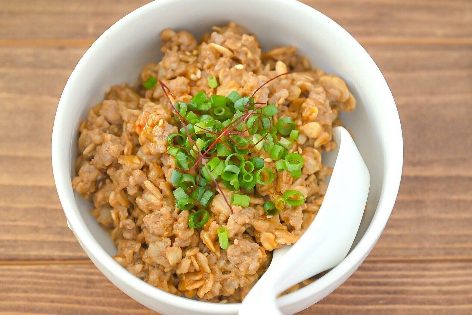 白い皿に入ったオートミールの坦々風