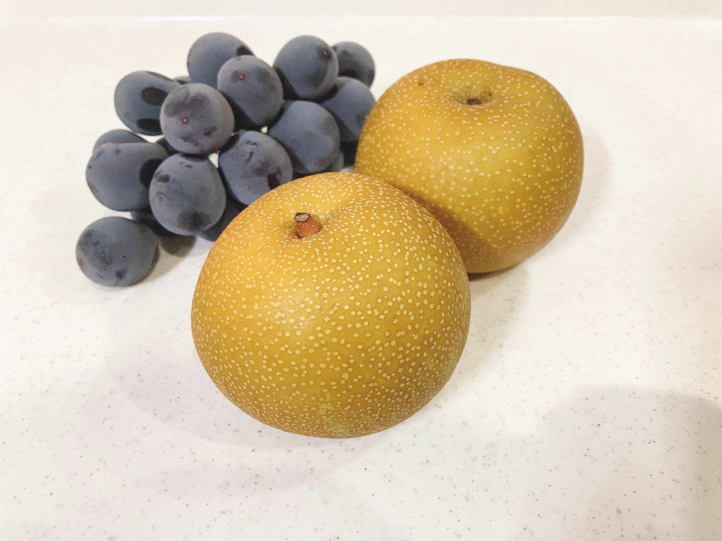 秋の果物　梨　ぶどう