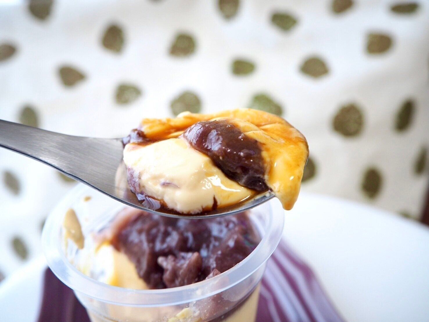 シャトレーゼ「餡とプリン 北海道産小豆」スプーンのせ写真
