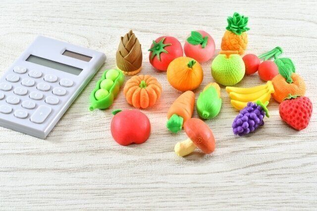 電卓とおもちゃの野菜