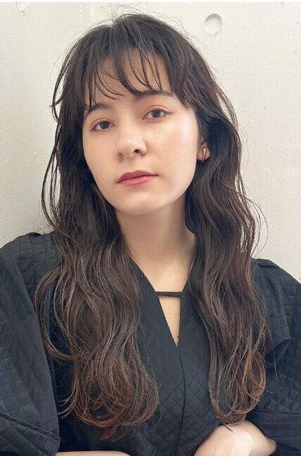 シースルーバングが縦長効果を発揮！大人可愛いウェーブロング