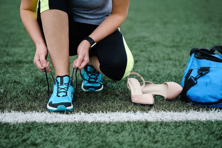 トレーニングの準備をします。仕事の後の女性の足のコンセプトです。