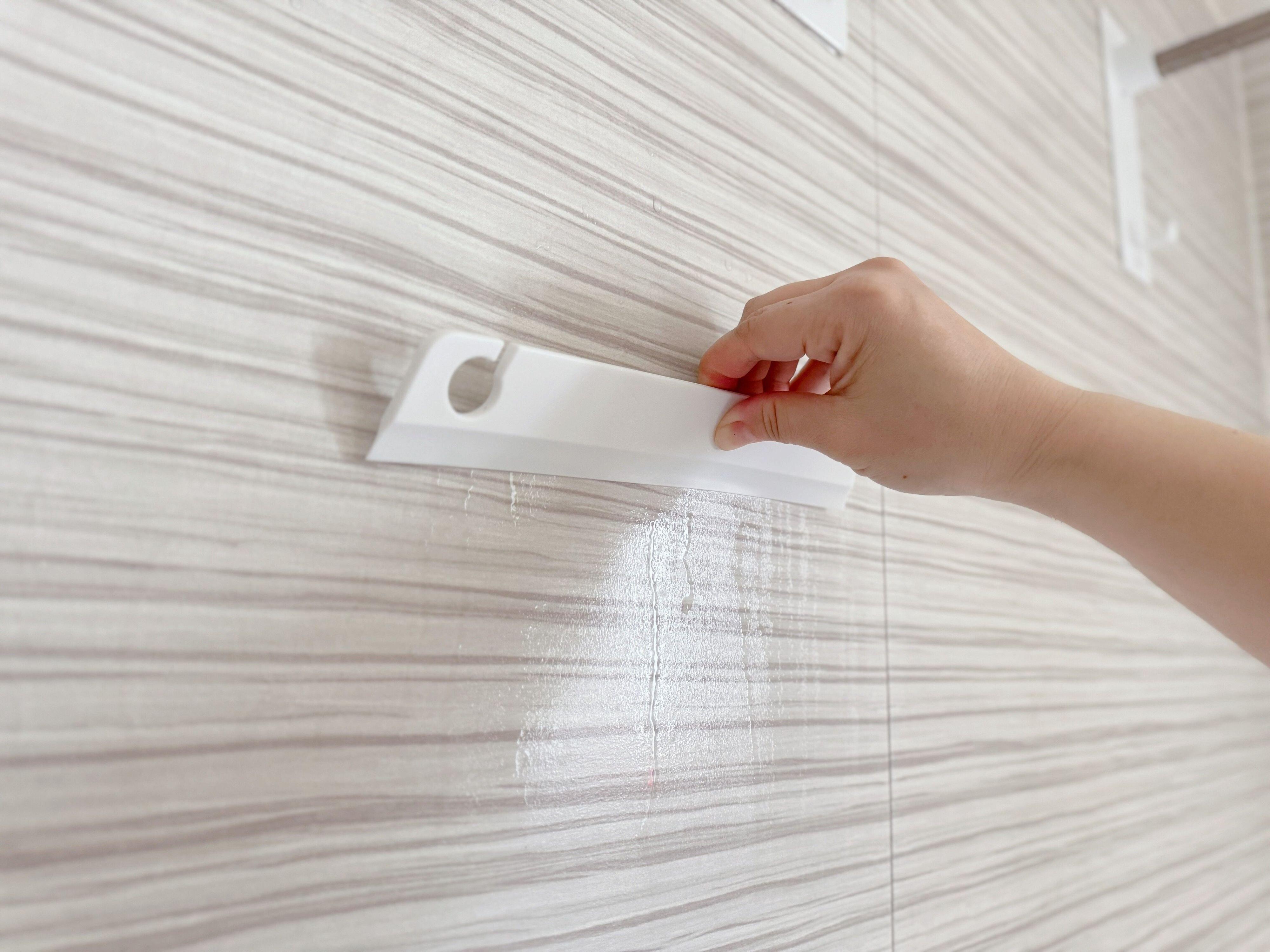 タオルバーにかけられるスクイージー