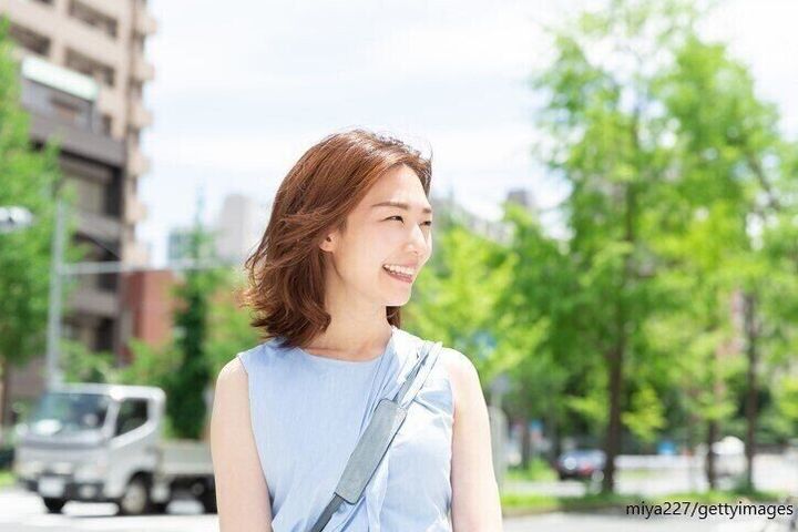 街中を歩く女性
