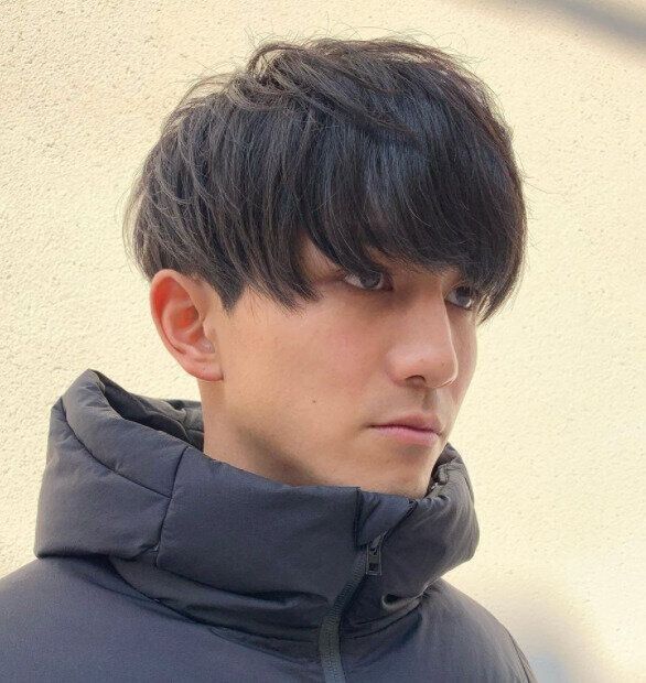 トレンドのマッシュヘアカタログ。素髪っぽいラフな質感のツーブロックマッシュ